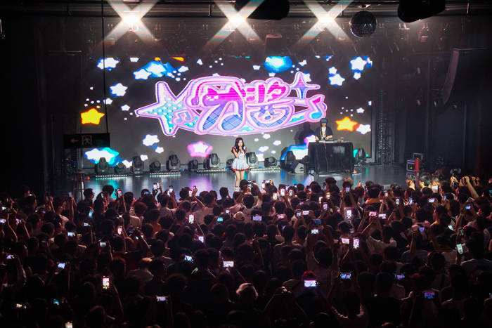 明星不够用了,网红“接管”演唱会