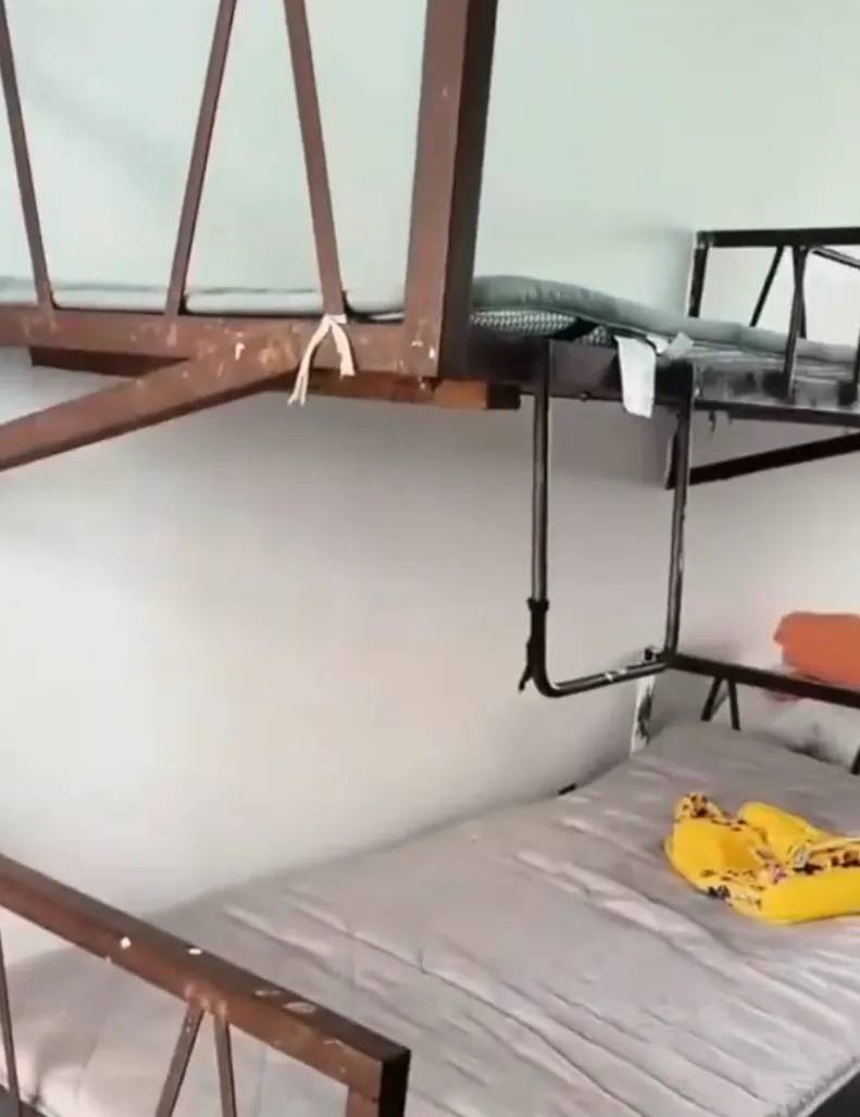 湖南一学生宿舍床铺仅用三角铁和螺丝固定,学校:条件有限没办法,计划翻新或重建