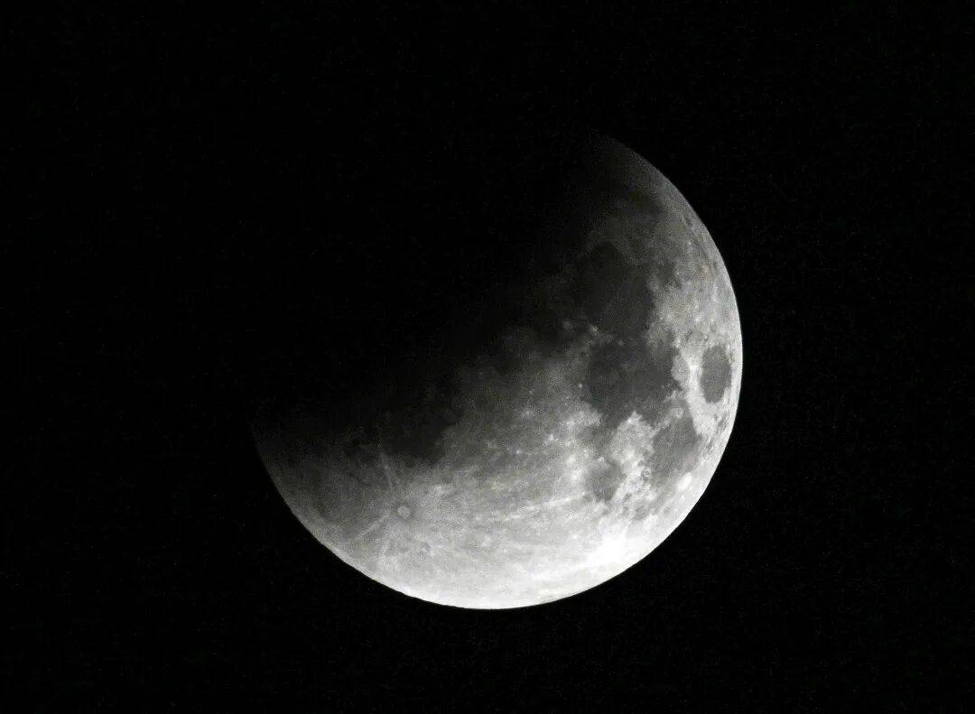 “红月亮”凌晨现身,震撼月全食天象来了:高清大图记录月亮“变脸”全过程