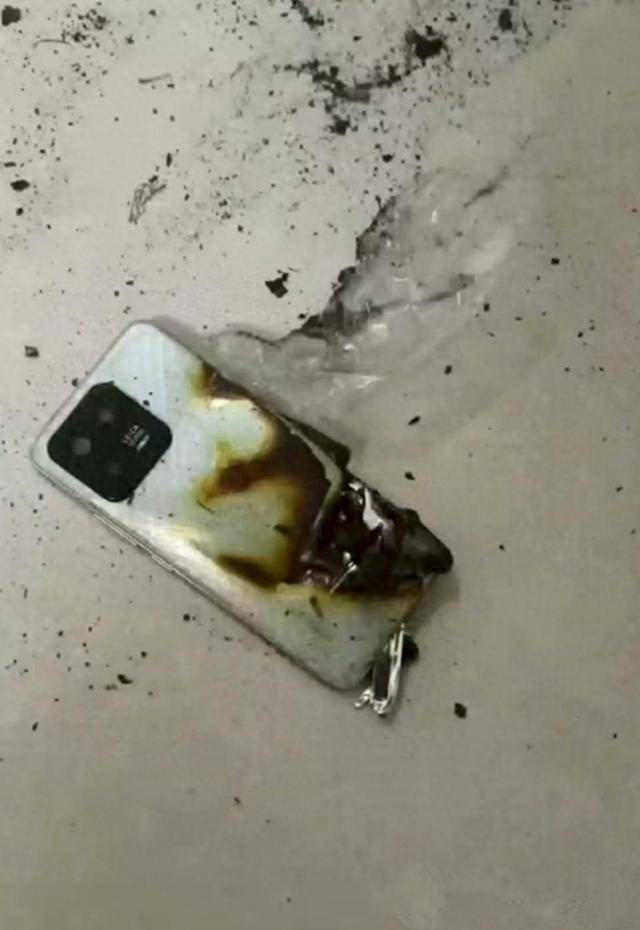 3岁男童看视频时手机突然爆炸，手指下肢被烧伤，涉事机型小米13上市不足3年，客服回应