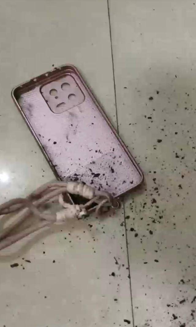3岁男童看视频时手机突然爆炸,手指下肢被烧伤,涉事机型小米13上市不足3年,客服回应