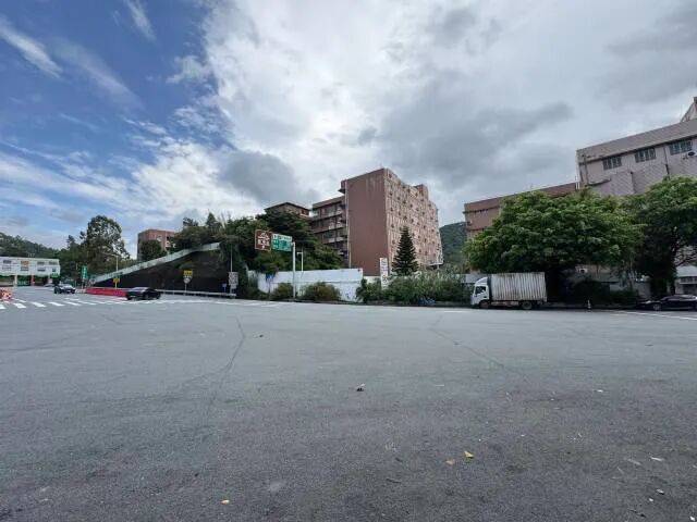 广州白云区一车辆撞倒学生,家长建议加装红绿灯