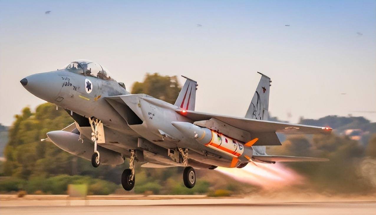 一声巨响,胡塞用导弹证实,卡塔尔被炸是沙特不开火,美军不拦截