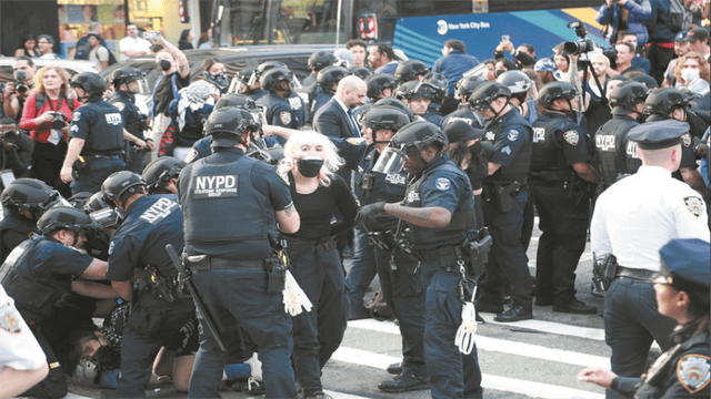 谈判桌下,特朗普先憋不住了,神秘预告“中美马上就有大消息”