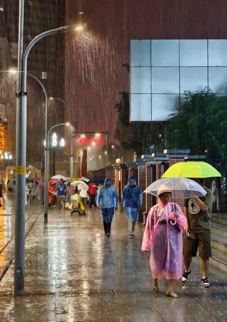 暴雨浇灭高温,加速入秋!重庆史上最长夏季终于结束