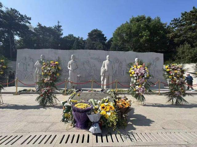 《沉默的荣耀》热播后,他墓前的鲜花摆了5米长