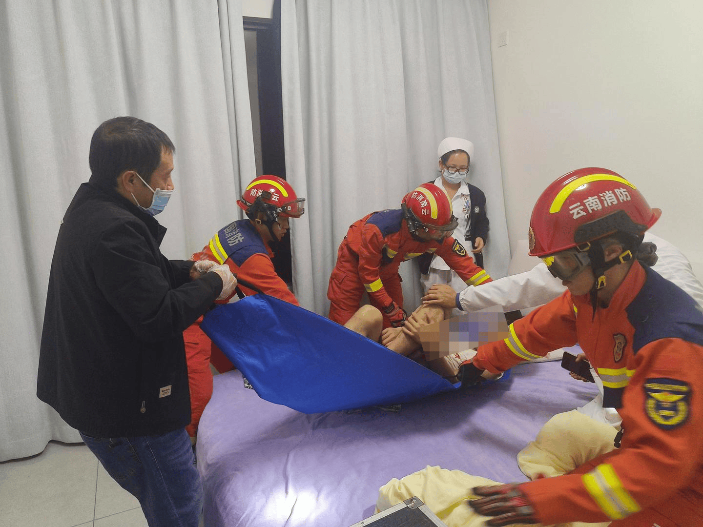 男子在家独饮醉酒后凌晨打120求救 医生敲门无人应答,消防破门解救