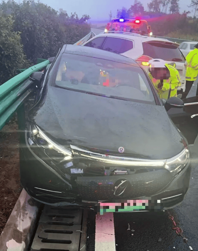 女高管花67万买的奔驰今年投保52万,被严重追尾后几乎报废,对方全责其保司却只赔24万:按二手车市场价评估