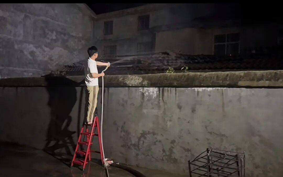 18岁小伙在家打游戏听到外面异响，开门发现邻居老人家起火！拎上洗车水管就冲