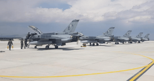 兄弟翻脸不认人，巴基斯坦总统现场指示地方官，给中巴合作下了一份“军令状”！